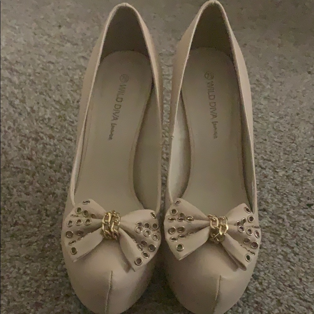 Nude pumps